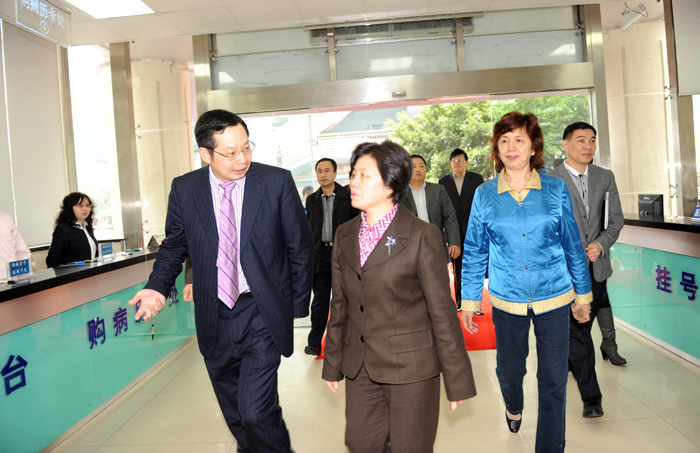 2010年3月，副省長(cháng)陳樺來(lái)我院調研參觀(guān)